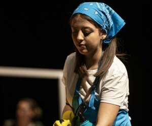 Ragazza in scena in Quante storie per un calzino, copione teatrale per giovani di Vito Tritto